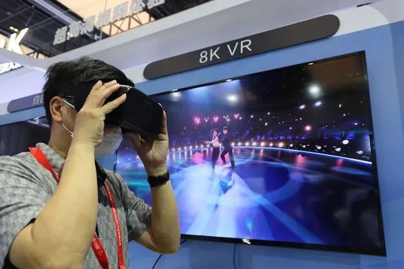 LCD vs OLED: Display Technology in the Metaverse