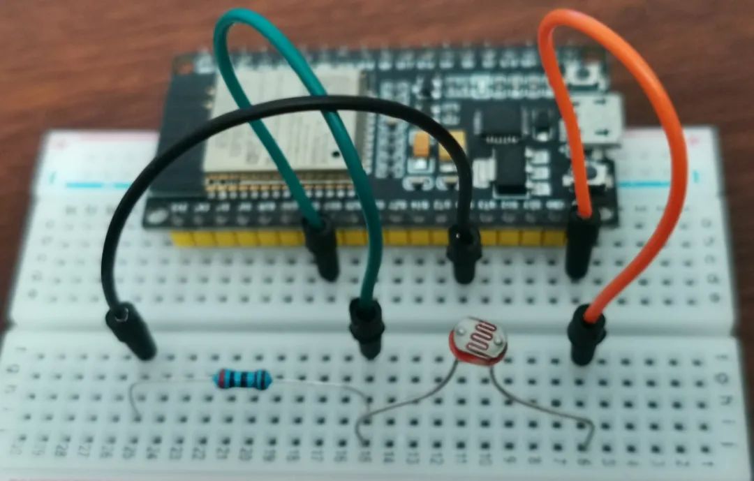 Exploring the Relationship Between Photoresistor Resistance and Light Intensity Using ESP32 and Phyphox