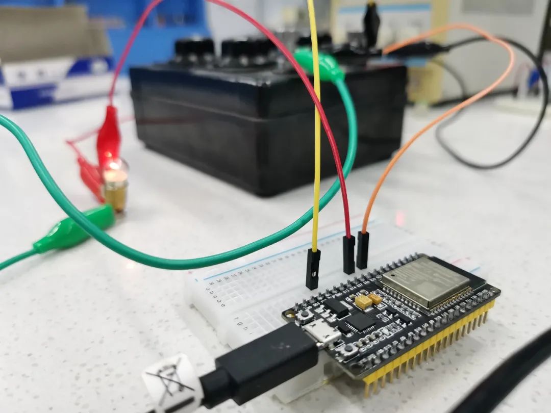 Using Phyphox and ESP32 Bluetooth to Redraw the I-V Characteristics of a Light Bulb