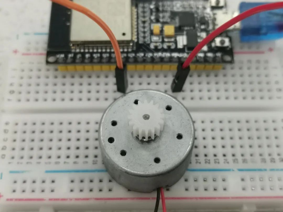 Using Phyphox and ESP32 to Capture Induced Electromotive Force from Small Motor Rotation