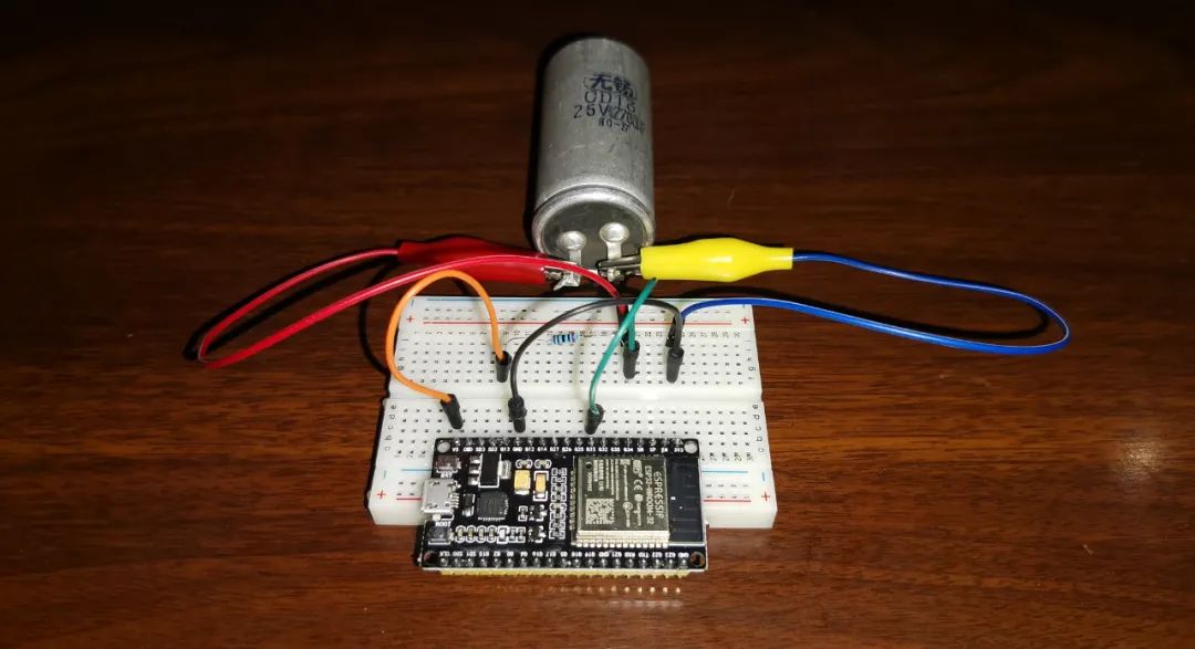 Visualizing the Relationship Between Capacitor Charge and Voltage Using ESP32 and Phyphox