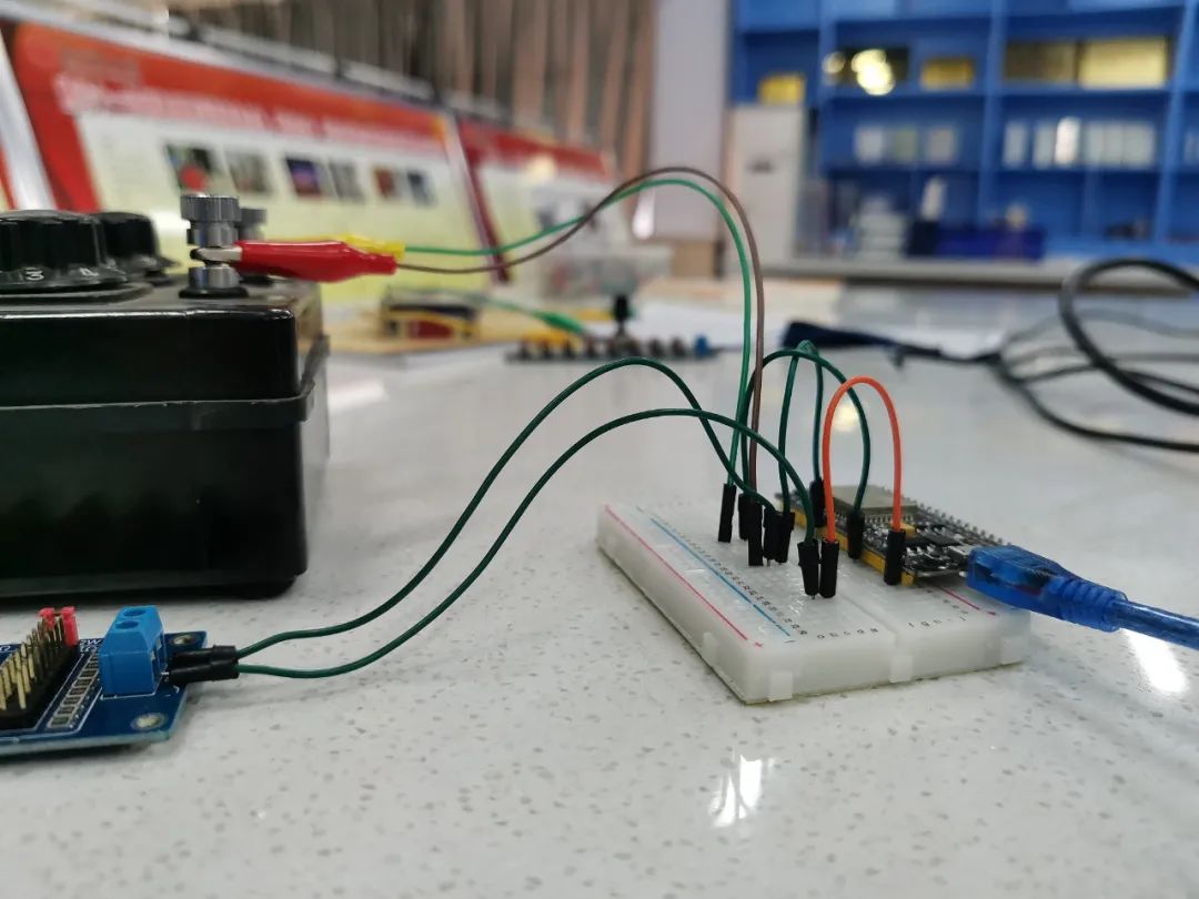 Measuring EMF and Internal Resistance Using ESP32 and Phyphox