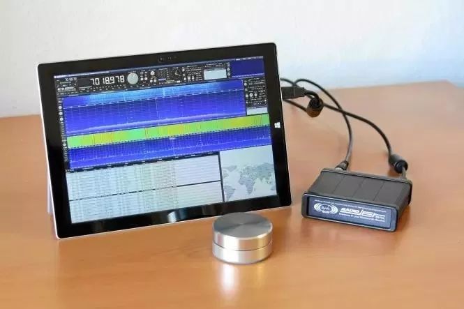 High-End SDR Receivers and Transceivers Overview