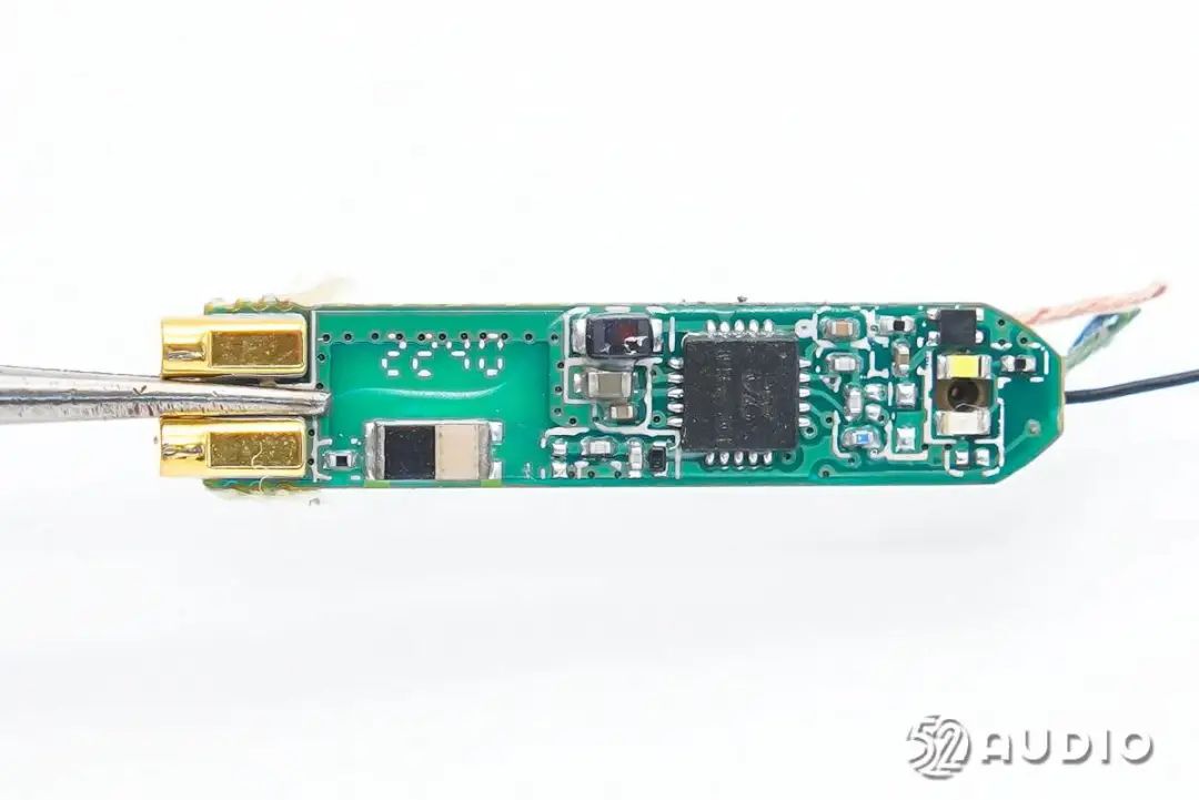 SiliconWisdom SWU254N Hall Switch And SWD1811A IC In AWEI T29 Pro Earbuds