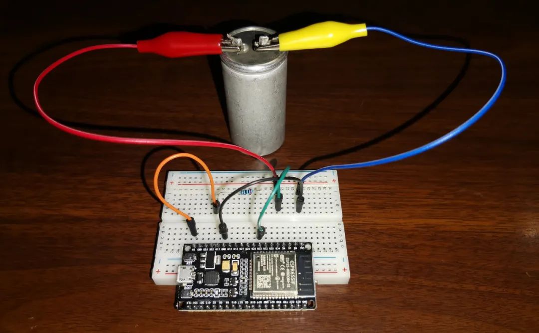 Visualizing the Relationship Between Capacitor Charge and Voltage Using ESP32 and Phyphox
