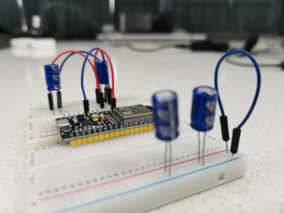 Exploring the Relationship Between Capacitor Voltage and Charge Using Phyphox and ESP32 Bluetooth