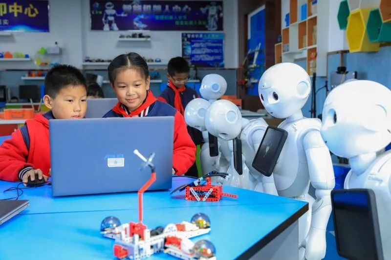Exploring the Relationship Between AI, Robotics, and Programming