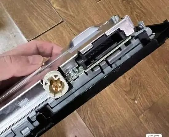 Disassembly Analysis: Audi Q3 and A4L Center Display Circuit
