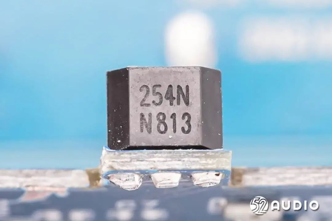 SiliconWisdom SWU254N Hall Switch And SWD1811A IC In AWEI T29 Pro Earbuds
