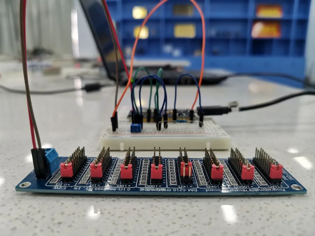Exploring Current Variation in Voltage Divider Circuits with Phyphox