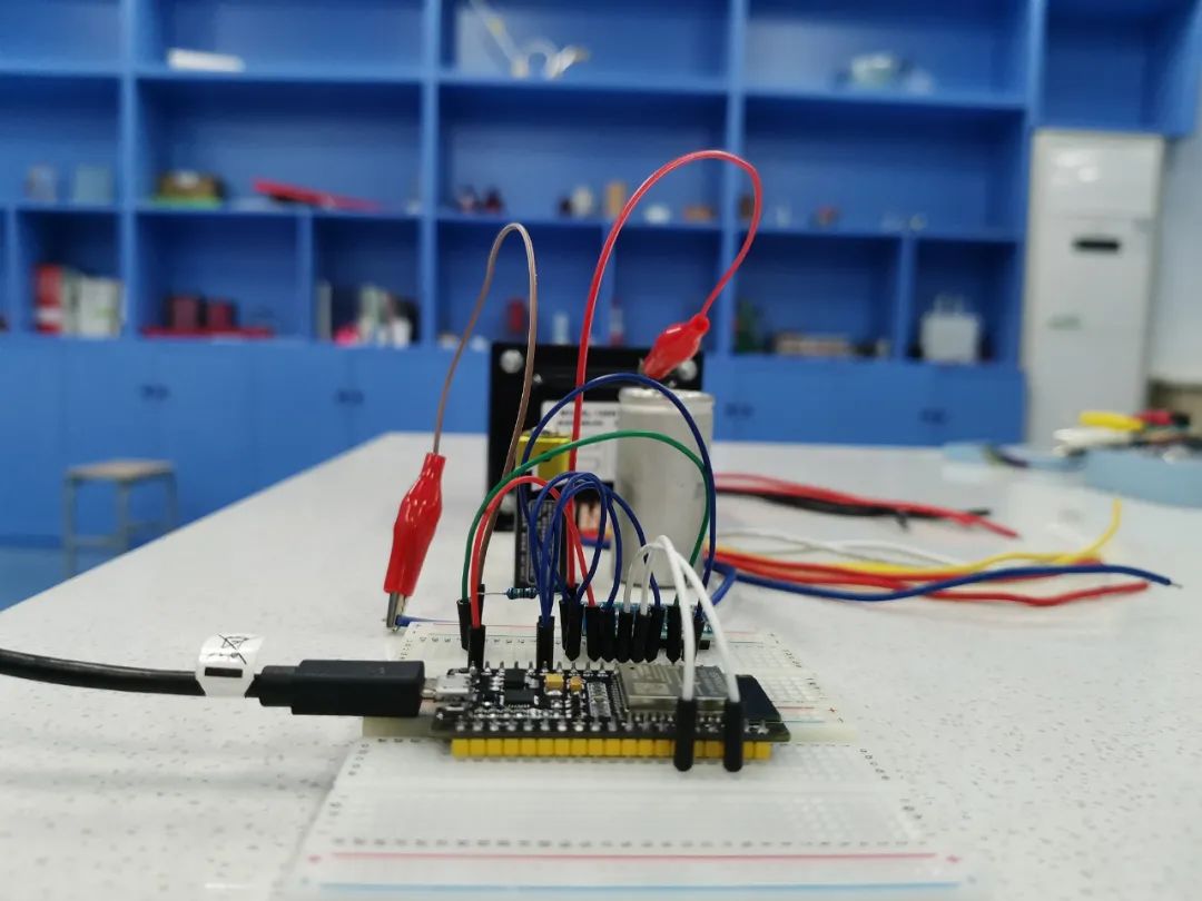 Electromagnetic Oscillation Experiment Using Phyphox, ESP32, and ADS1115