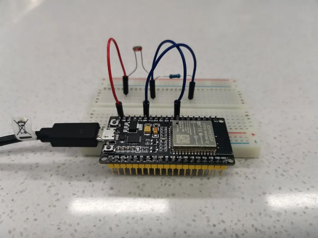 Experiment on Conductive Characteristics of Photoresistors Using Phyphox and ESP32 Bluetooth
