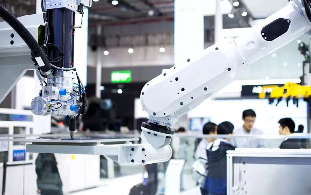 How Fog Computing Empowers Industrial IoT: 5 Advantages and 8 Pillars