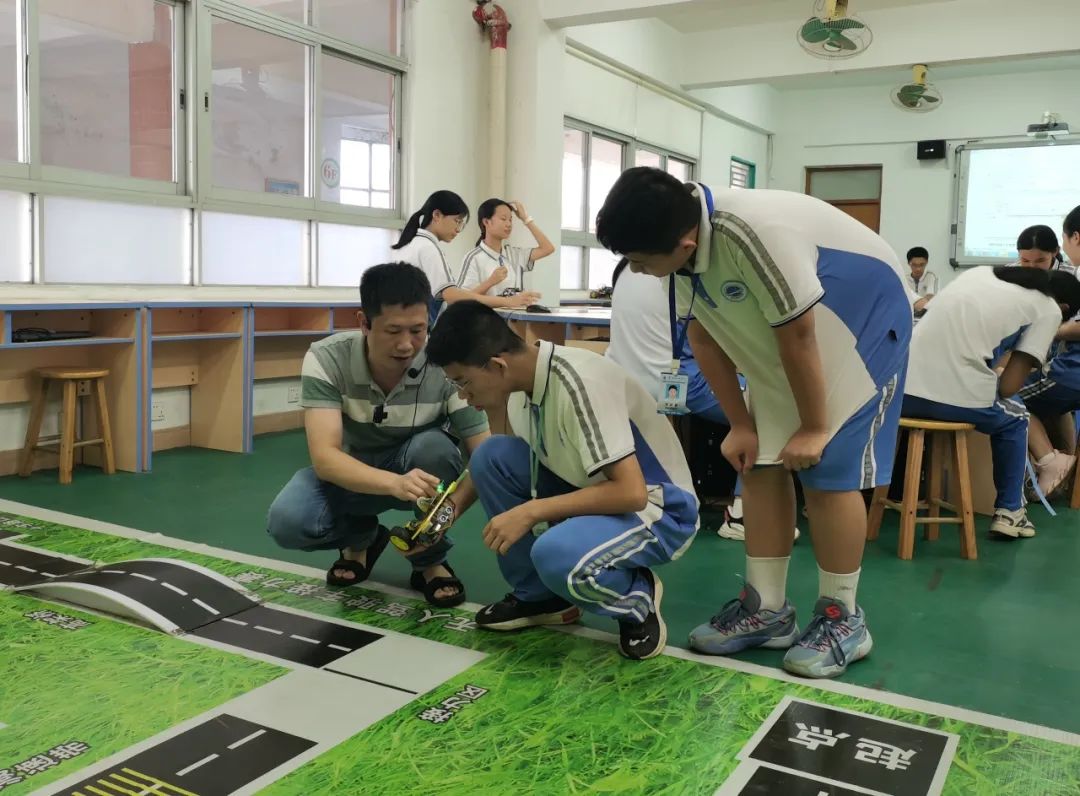 DIY Robot Class: Exploring Grayscale Sensors and Writing Tracking Programs