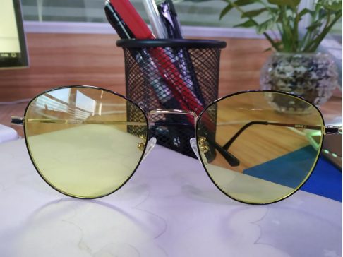 Comparison of Eye Protection: OLED vs LCD Screens