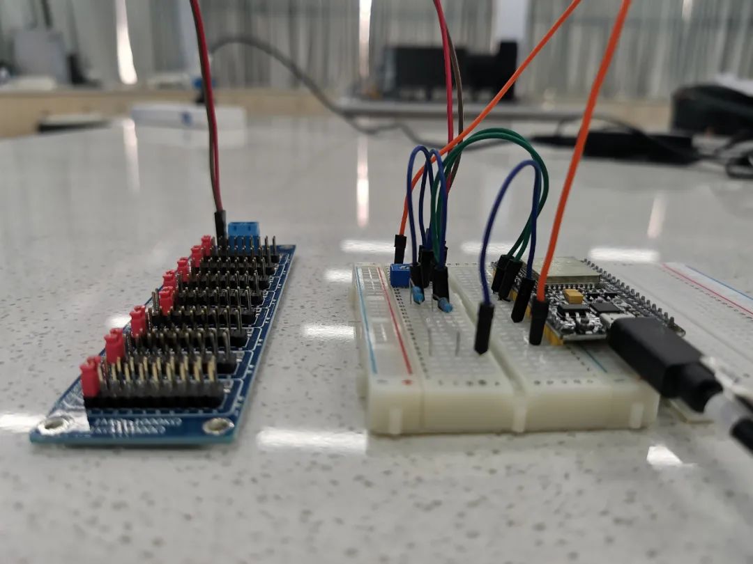 Exploring Current Variation in Voltage Divider Circuits with Phyphox