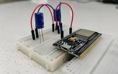 Exploring the Relationship Between Capacitor Voltage and Charge Using Phyphox and ESP32 Bluetooth