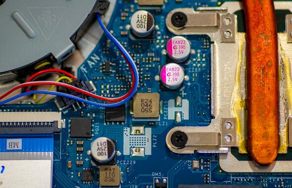Differences Between Writing 1 and Writing 0 for Resetting in Microcontroller Programming