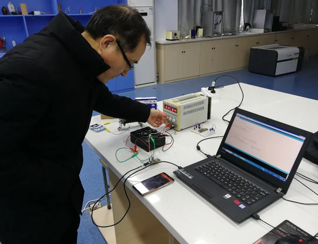 Using Phyphox and ESP32 Bluetooth to Redraw the I-V Characteristics of a Light Bulb