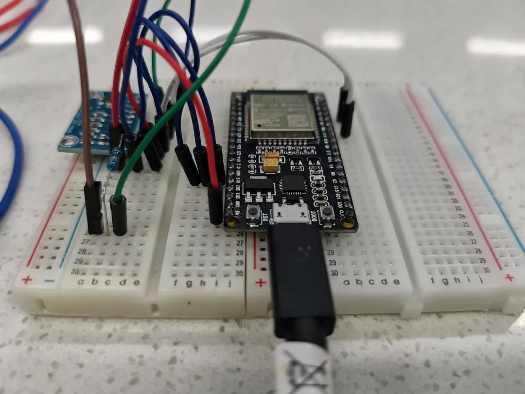 Electromagnetic Oscillation Experiment Using Phyphox, ESP32, and ADS1115