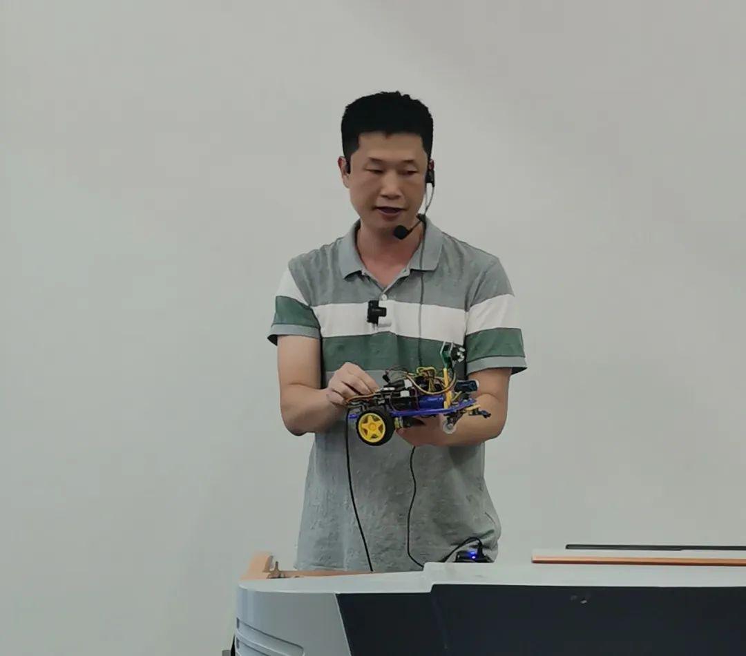 DIY Robot Class: Exploring Grayscale Sensors and Writing Tracking Programs