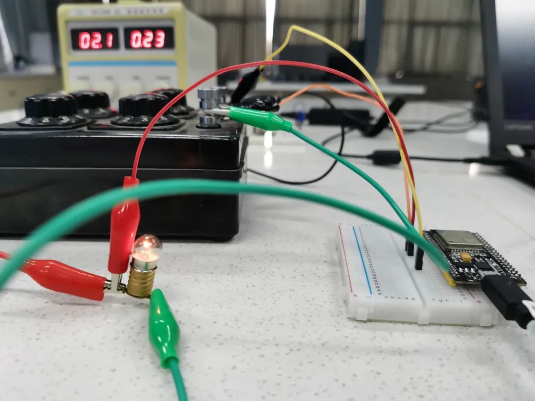 Using Phyphox and ESP32 Bluetooth to Redraw the I-V Characteristics of a Light Bulb