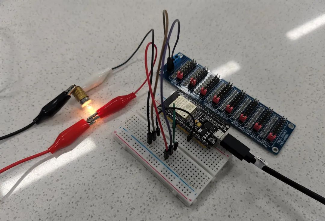 Capturing Current Changes of Light Bulb Using Phyphox and ESP32