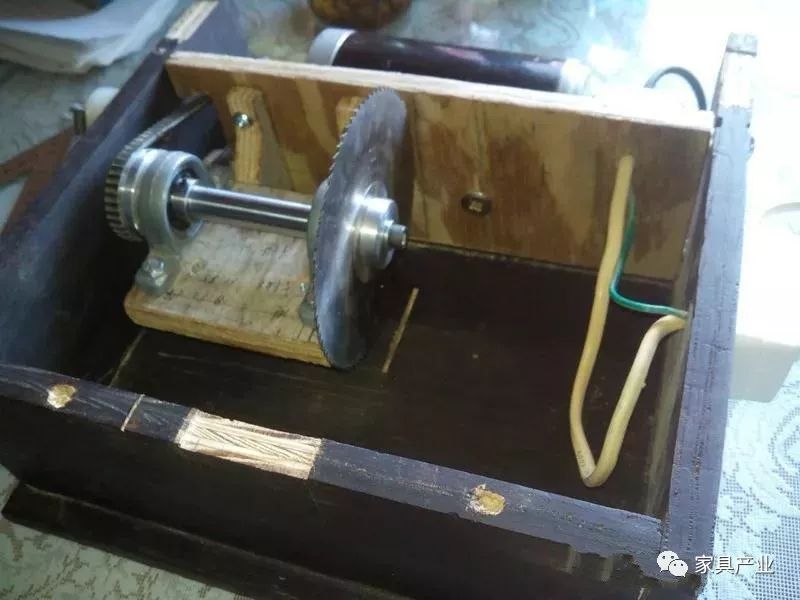 DIY Table Saw: A Simple Method for Raising and Lowering the Blade