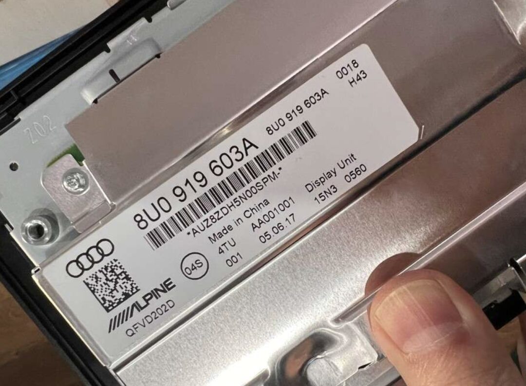 Disassembly Analysis: Audi Q3 and A4L Center Display Circuit