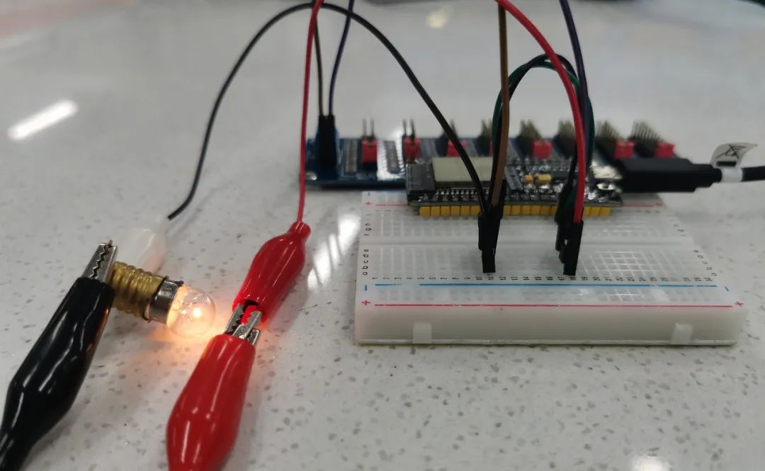 Capturing Current Changes of Light Bulb Using Phyphox and ESP32