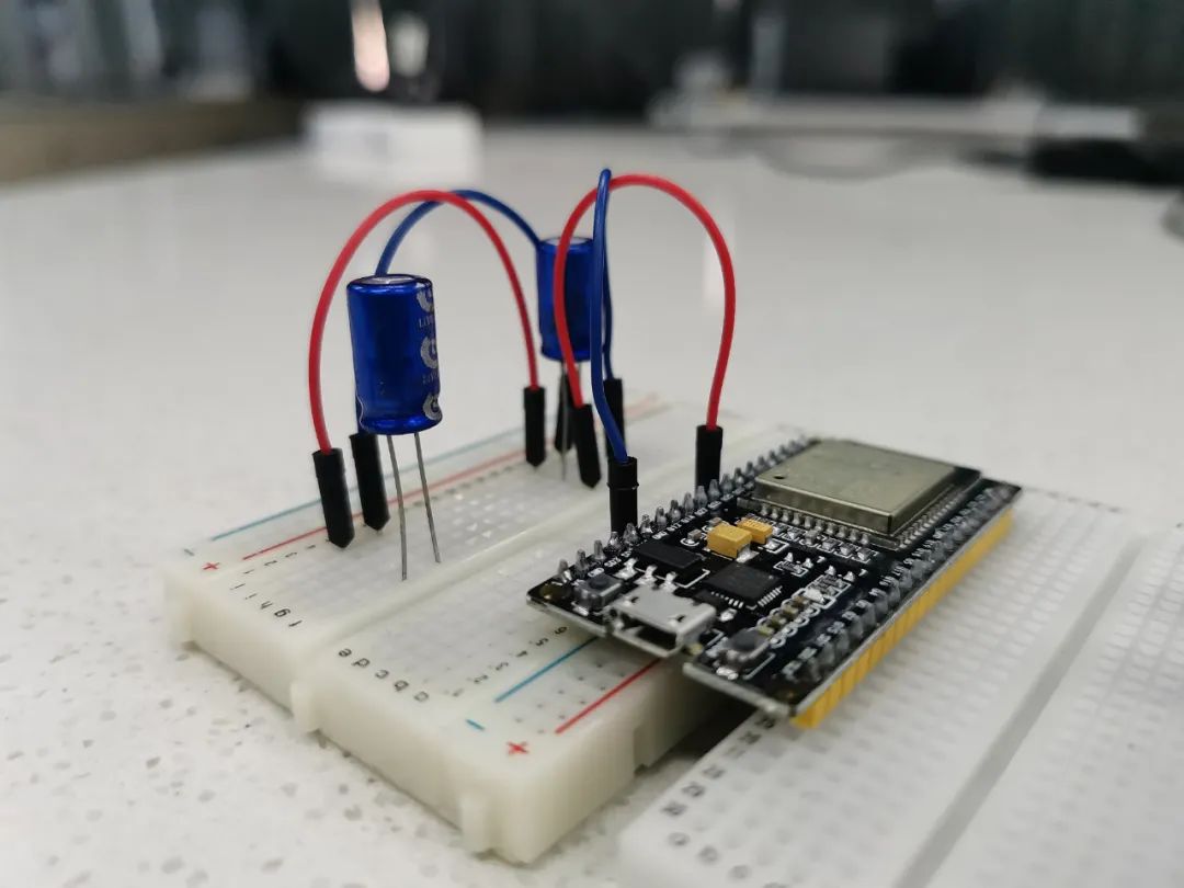 Exploring the Relationship Between Capacitor Voltage and Charge Using Phyphox and ESP32 Bluetooth