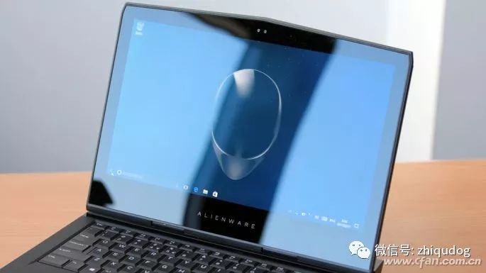 How to View the "Glass Complex" of Laptop Screens?