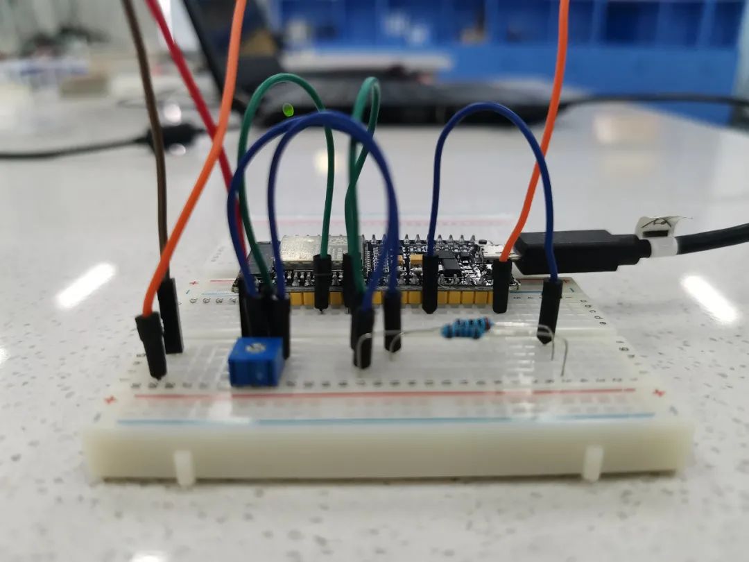 Exploring Current Variation in Voltage Divider Circuits with Phyphox