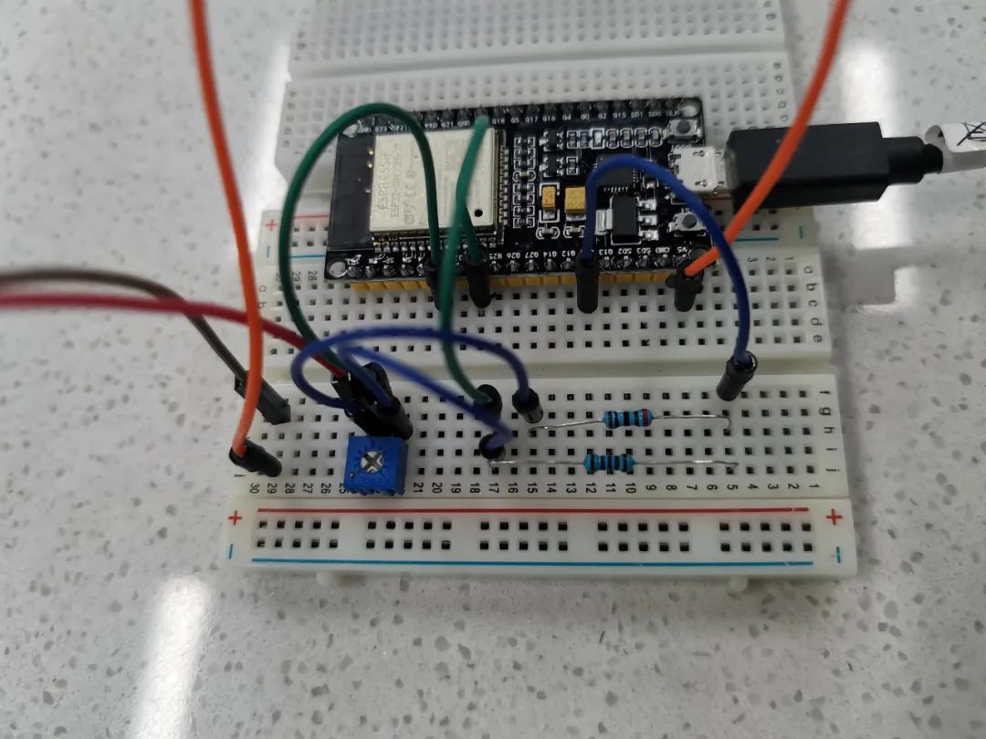 Exploring Current Variation in Voltage Divider Circuits with Phyphox
