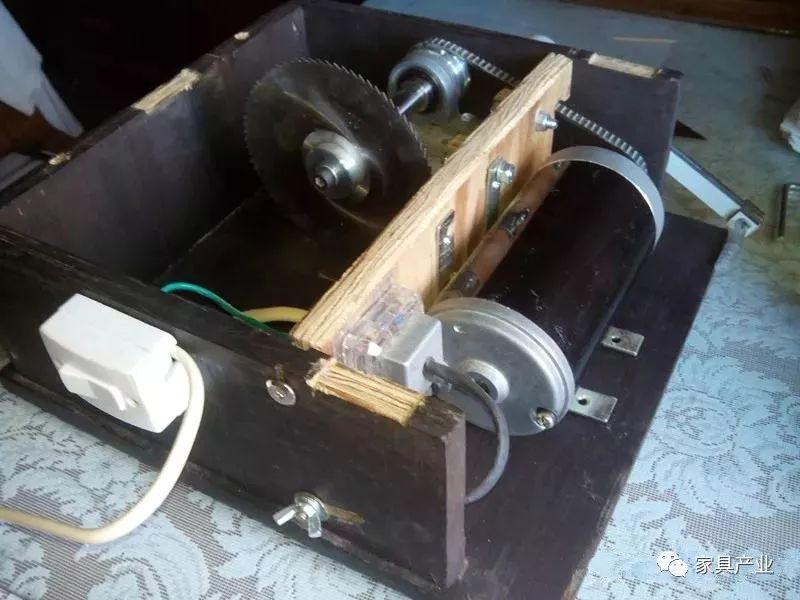 DIY Table Saw: A Simple Method for Raising and Lowering the Blade