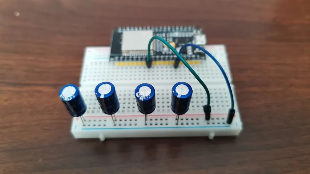 Exploring the Relationship Between Capacitor Charge and Voltage Using ESP32 and Phyphox