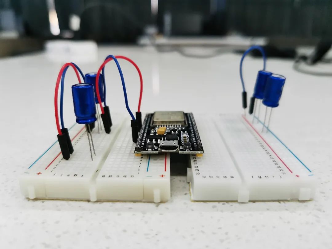 Exploring the Relationship Between Capacitor Voltage and Charge Using Phyphox and ESP32 Bluetooth
