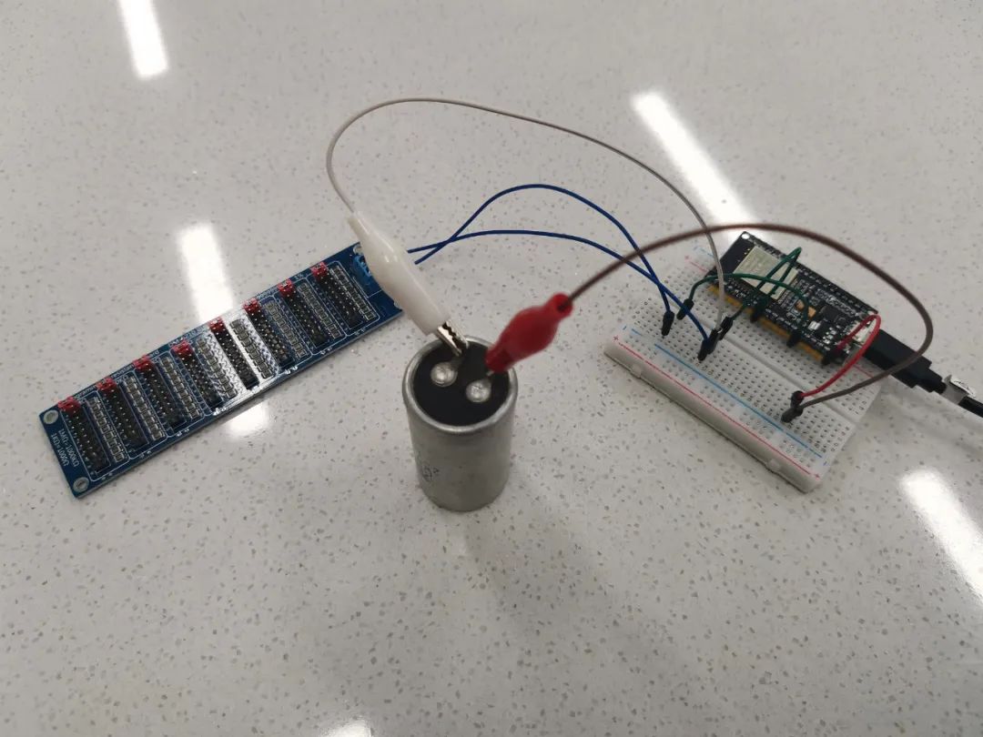 Causes of Capacitor Charging Current Image Flat Top and Solutions Based on ESP32 and Phyphox