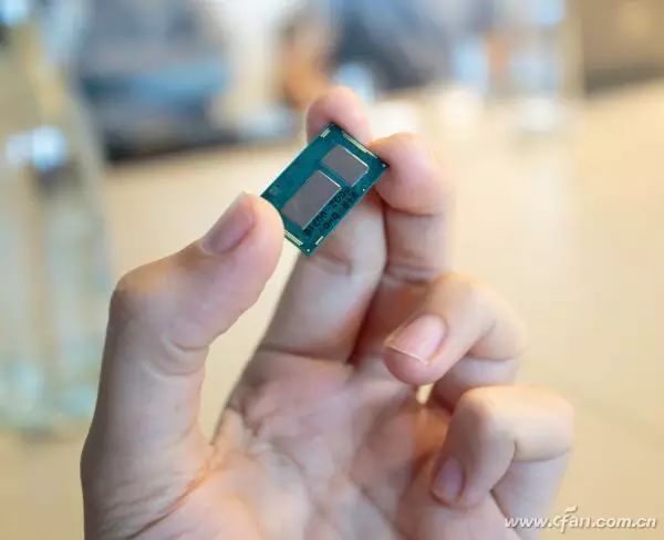 In-Depth Analysis of the Second Generation Core M with Skylake Architecture