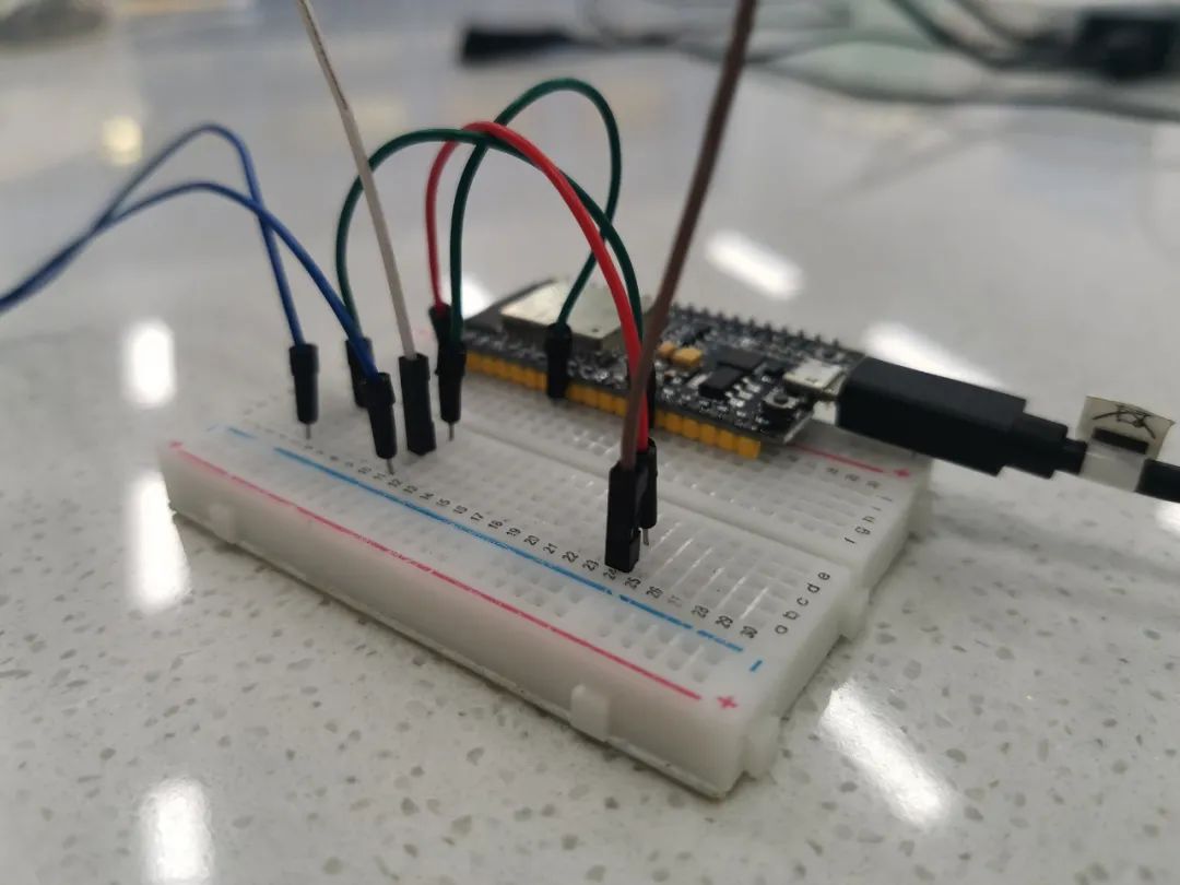 Causes of Capacitor Charging Current Image Flat Top and Solutions Based on ESP32 and Phyphox