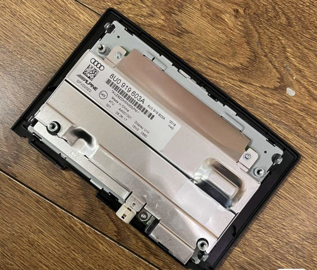 Disassembly Analysis: Audi Q3 and A4L Center Display Circuit