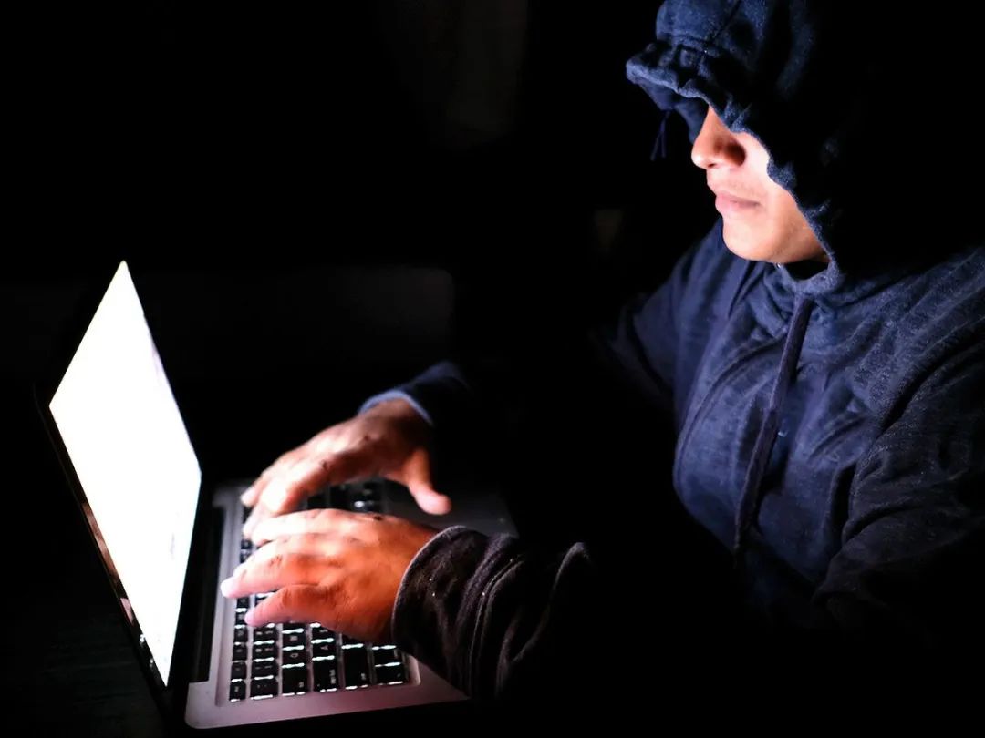 How Hackers Can Monitor Your Computer Without Internet