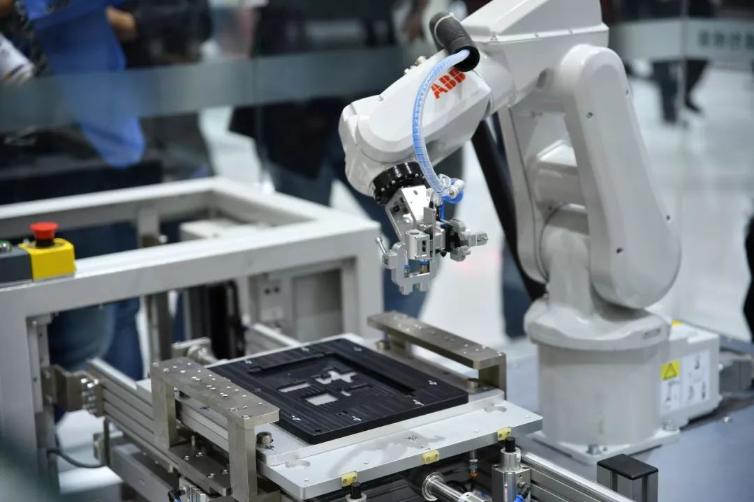 Pros and Cons of the Four Major Industrial Robot Giants