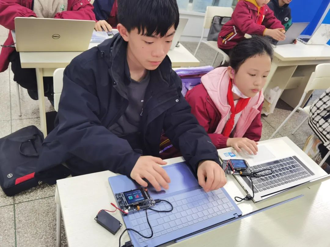 The 'Banshan Smart Box' Initiates an AI Journey, Transforming Kids into AI Experts