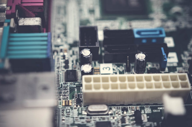 Why Connect Ground Capacitors to MCU Crystals?