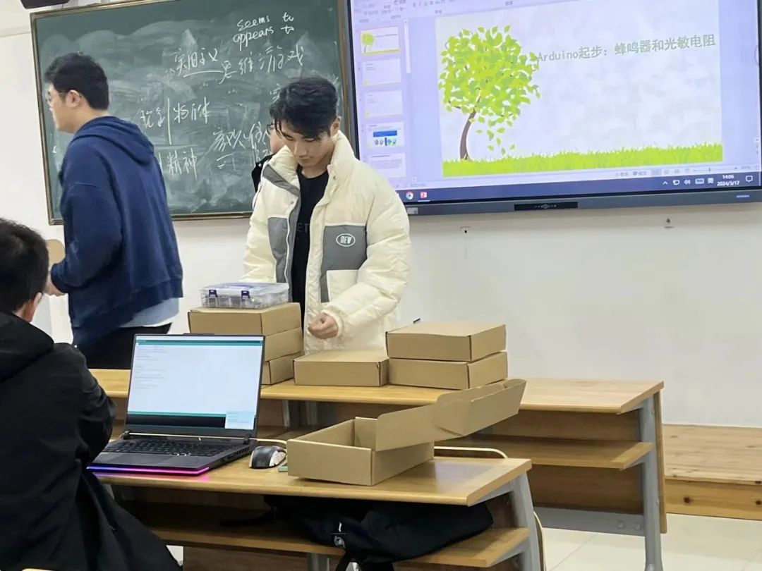 Learning Arduino Course at Smart Robot Club