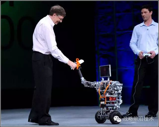 The Development History of Artificial Intelligence: From 'Robot' to 'Human-Machine'