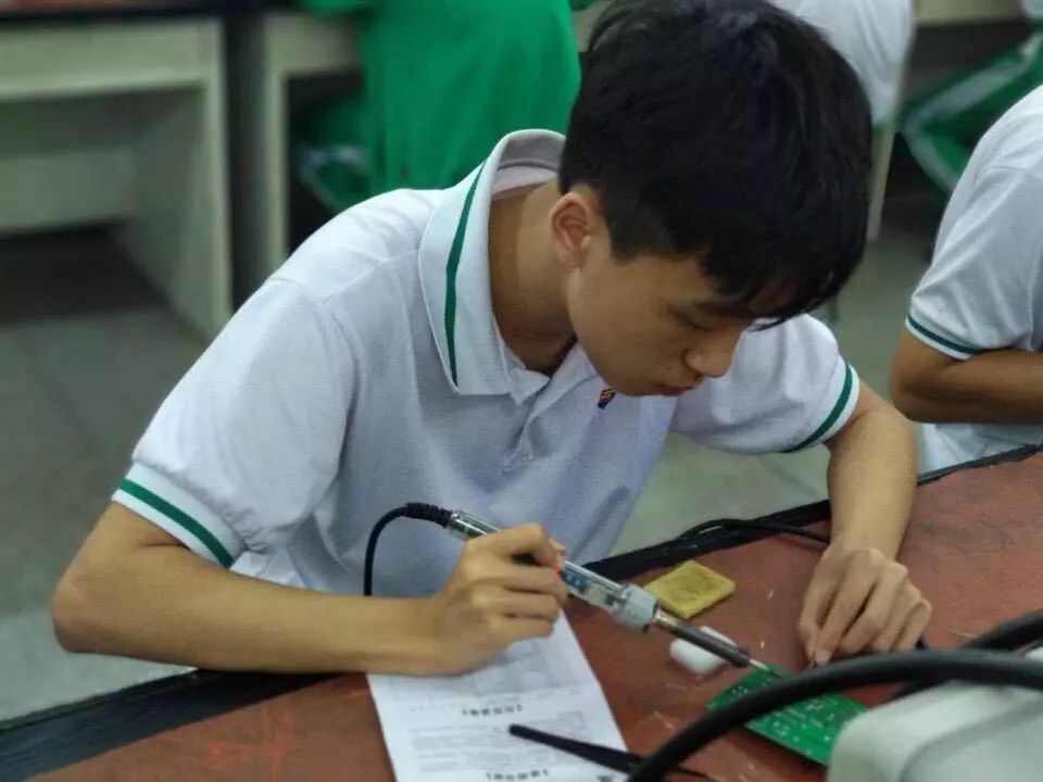 How Students Create Circuits with Heart