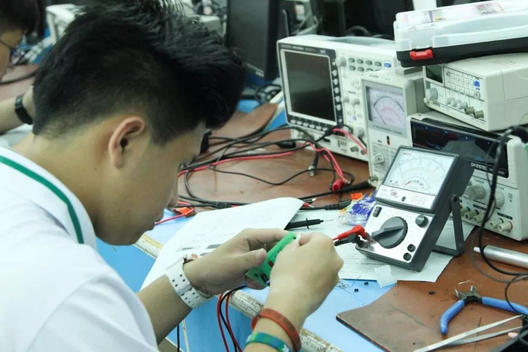How Students Create Circuits with Heart