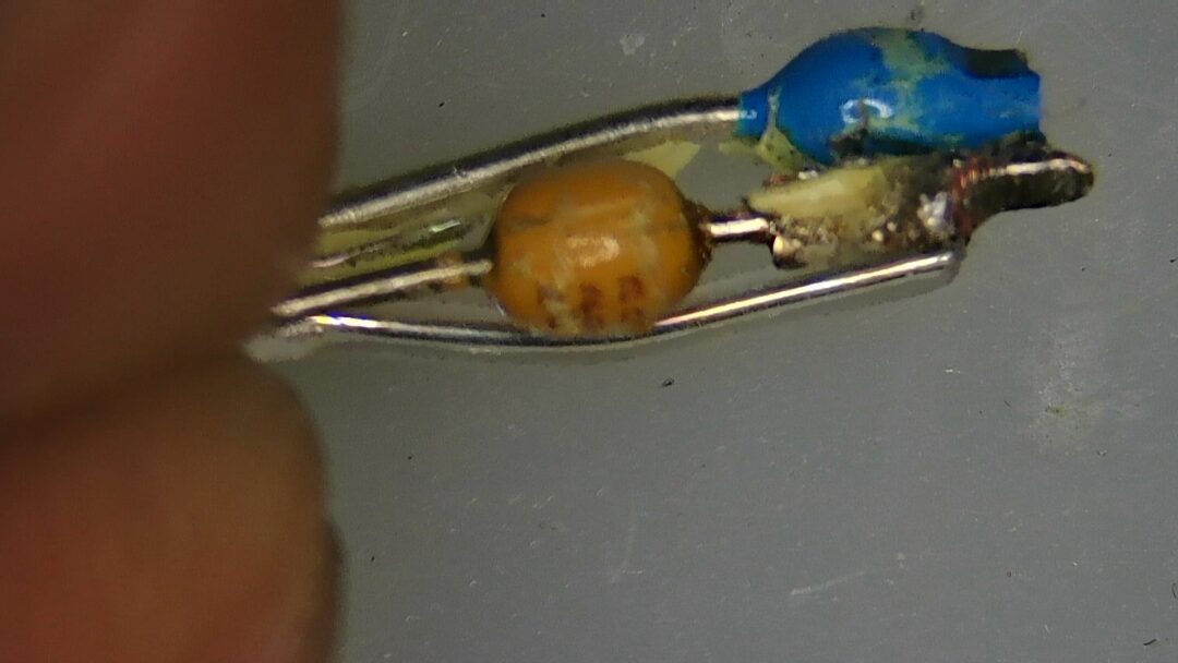 Coupling Capacitor and Resistor at Oscilloscope Probe Front End